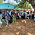 Rencontre communautaire en plein air avec la délégation et les habitants du village