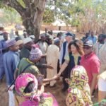 Salutations entre la délégation et les habitants du village