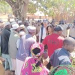 La délégation accueillie par la population lors de la visite de terrain