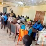 Participants réunis en salle lors de la concertation sur la gestion des plaintes