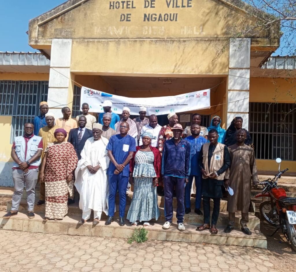 Photo de groupe devant l’hôtel de ville de Ngaoui sous la bannière du projet SOLID